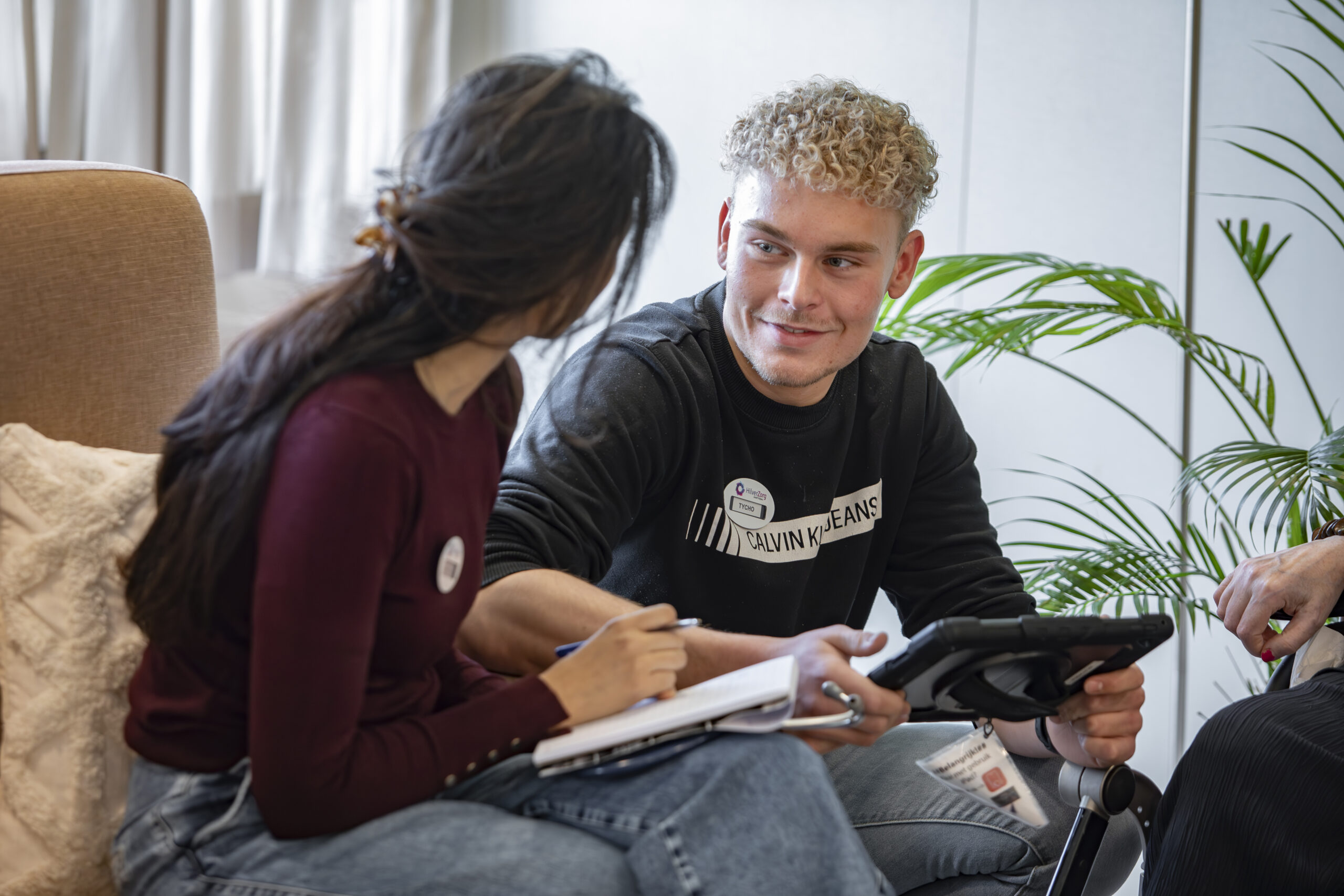 leerling in gesprek met mentor bij HilverZorg 